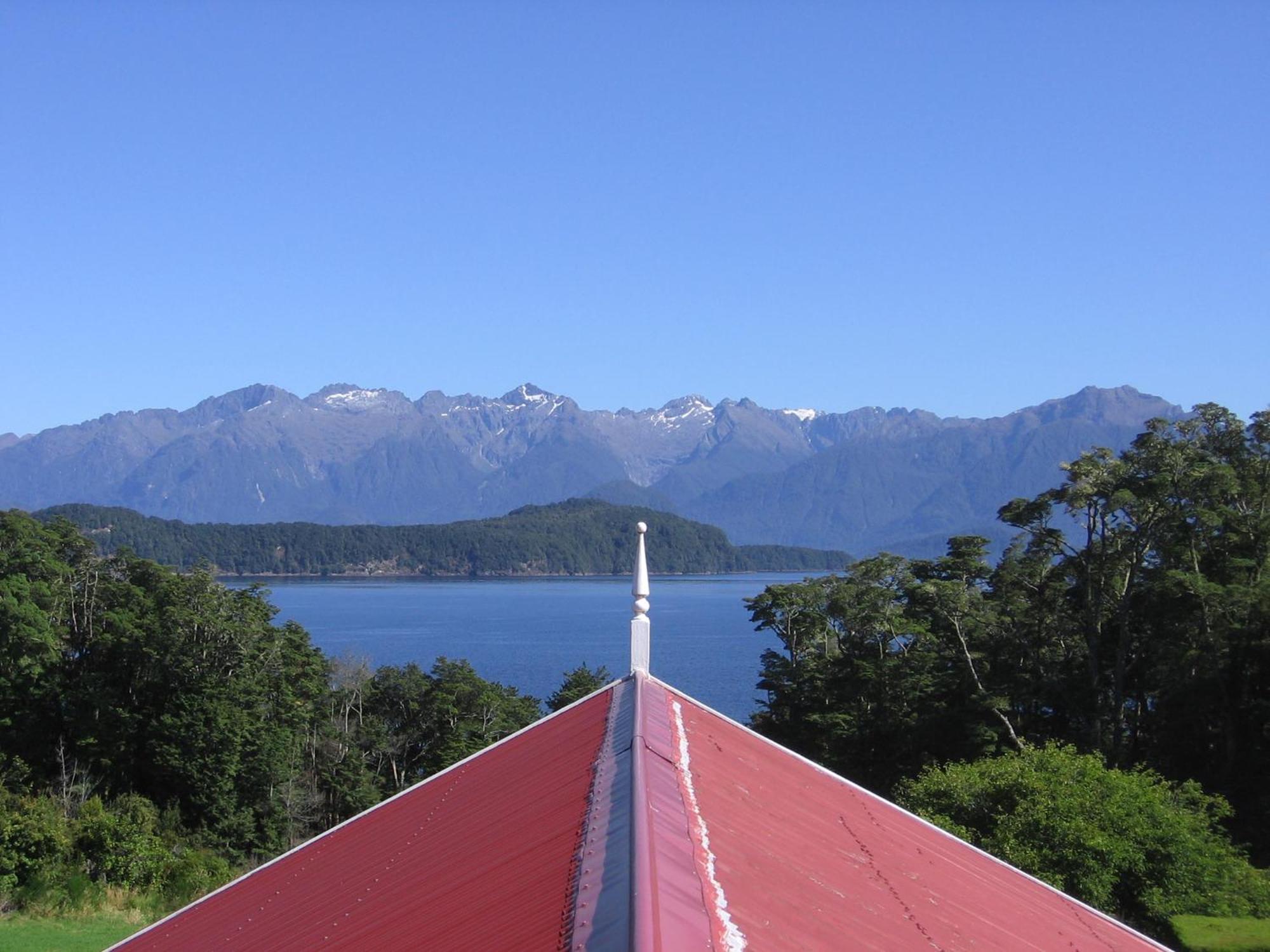 Murrells Grand View House Bed and Breakfast Manapouri Esterno foto