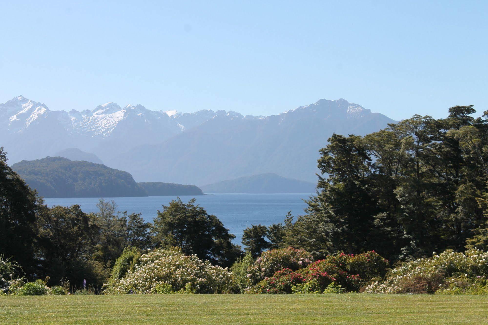 Murrells Grand View House Bed and Breakfast Manapouri Esterno foto