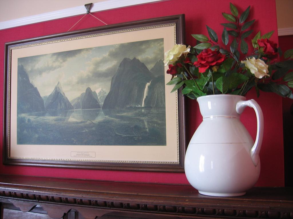 Murrells Grand View House Bed and Breakfast Manapouri Esterno foto